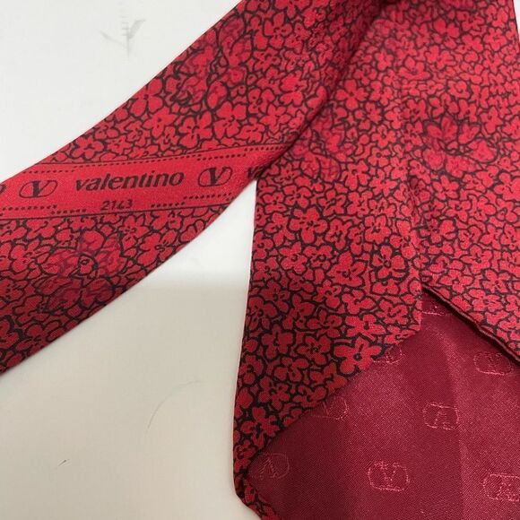 VALENTINO Red Abstract Floral Necktie Mens 100% Silk Tie  VALENTINO Neck Tie Mens Red floral Print Designer